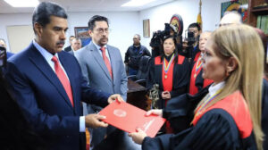 Venezuelan President Nicolás Maduro submits electoral result review petition before the Electoral Chamber of the Supreme Court of Justice. Photo: Presidential Press.