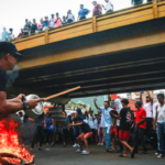 Venezuelan opposition protesters gather round a bonfire. Photo: Misión Verdad.