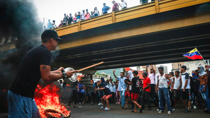 Venezuelan opposition protesters gather round a bonfire. Photo: Misión Verdad.
