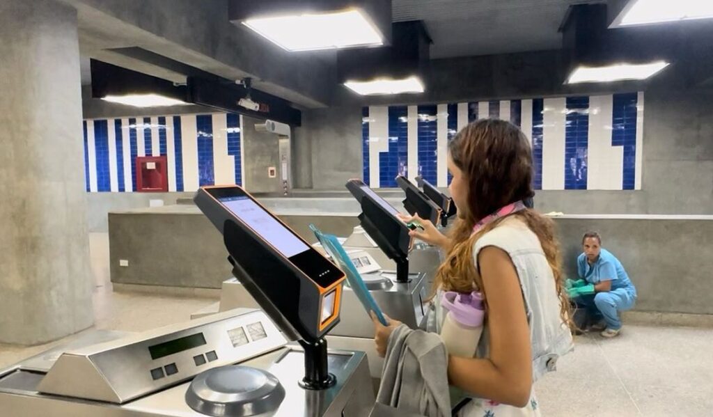 People passing by the Metro payment machines in Caracas. Photo: IG/@rvaraguayan.