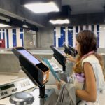 People passing by the Metro payment machines in Caracas. Photo: IG/@rvaraguayan.