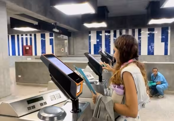 People passing by the Metro payment machines in Caracas. Photo: IG/@rvaraguayan.