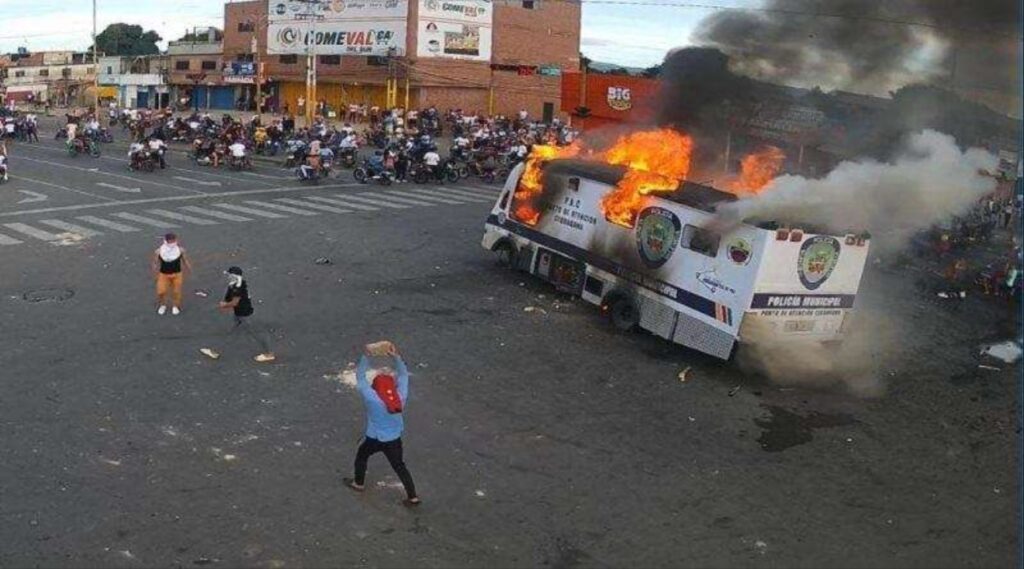 A police van set on fire by violent far-right mobs in Valencia, Carabobo state, Venezuela. Photo: Social media.