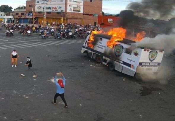 A police van set on fire by violent far-right mobs in Valencia, Carabobo state, Venezuela. Photo: Social media.