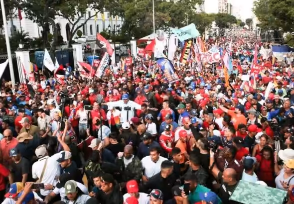 Venezuelan President Nicolas Maduro personally greeting supporters near Miraflores Palace on Saturday, August 17, during a massive Chavista demonstration. Photo: Presidential Press.