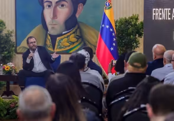 Foreign affairs minister of Venezuela, Yván Gil, in a meeting with international observers for the upcoming National Popular Consultation. Photo: Globovisión.