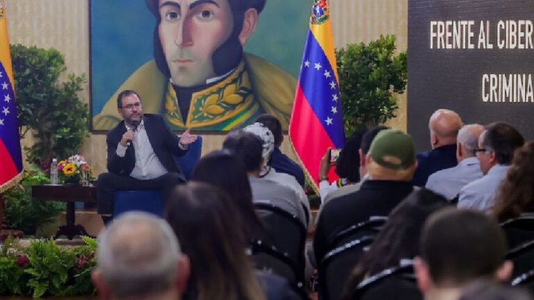 Foreign affairs minister of Venezuela, Yván Gil, in a meeting with international observers for the upcoming National Popular Consultation. Photo: Globovisión.