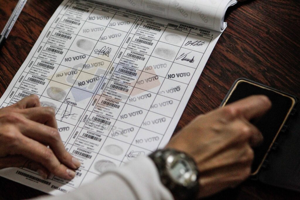 CNE election notebook being filled with a “did not vote” stamp after an election. Photo: EFE/file photo.