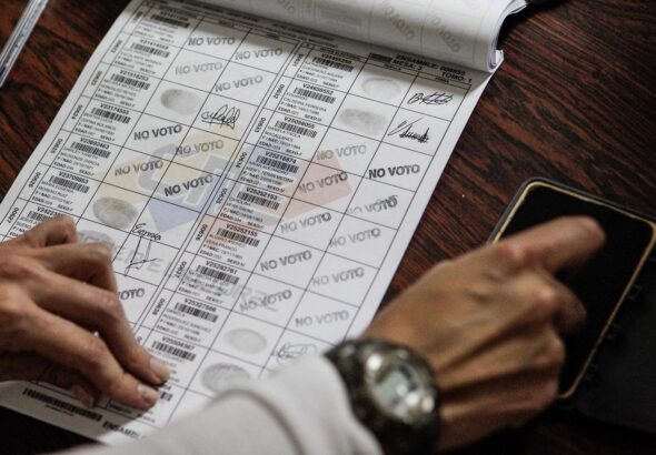 CNE election notebook being filled with a “did not vote” stamp after an election. Photo: EFE/file photo.