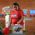 A woman casting a vote into a ballot box on a Venezuelan election. Photo: Venezuelanalysis.com/file photo.