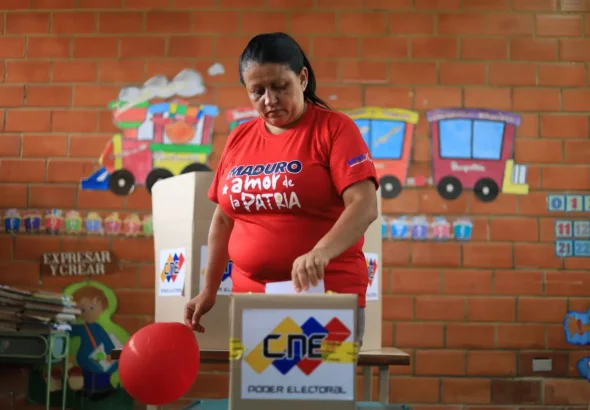 A woman casting a vote into a ballot box on a Venezuelan election. Photo: Venezuelanalysis.com/file photo.
