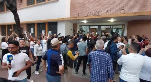 Andres Bello voting center in Caracas. Photo: Brian Mier.