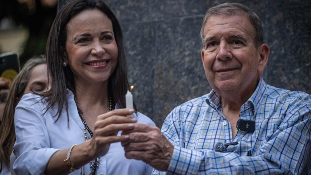 Far-right politician María Corina Machado (left) and Edmundo González holding a candle in a religious political rally before the Venezuelan presidential elections. Photo: Henry Chirinos/EFE.