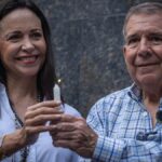Far-right politician María Corina Machado (left) and Edmundo González holding a candle in a religious political rally before the Venezuelan presidential elections. Photo: Henry Chirinos/EFE.