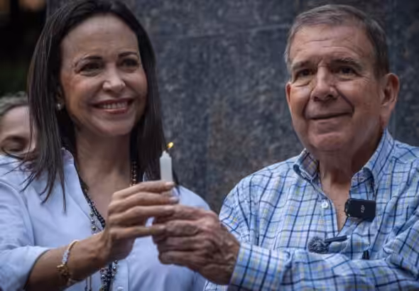 Far-right politician María Corina Machado (left) and Edmundo González holding a candle in a religious political rally before the Venezuelan presidential elections. Photo: Henry Chirinos/EFE.