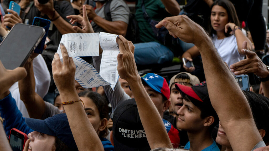 Opposition supporters in a demonstration holding their alleged voting records. Photo: Efecto Cocuyo.