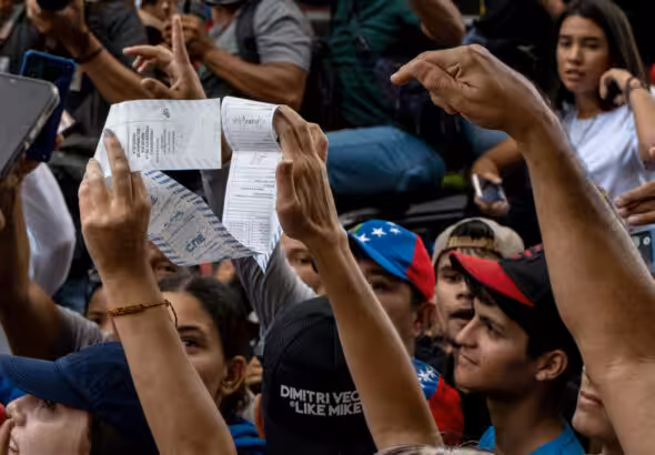 Opposition supporters in a demonstration holding their alleged voting records. Photo: Efecto Cocuyo.