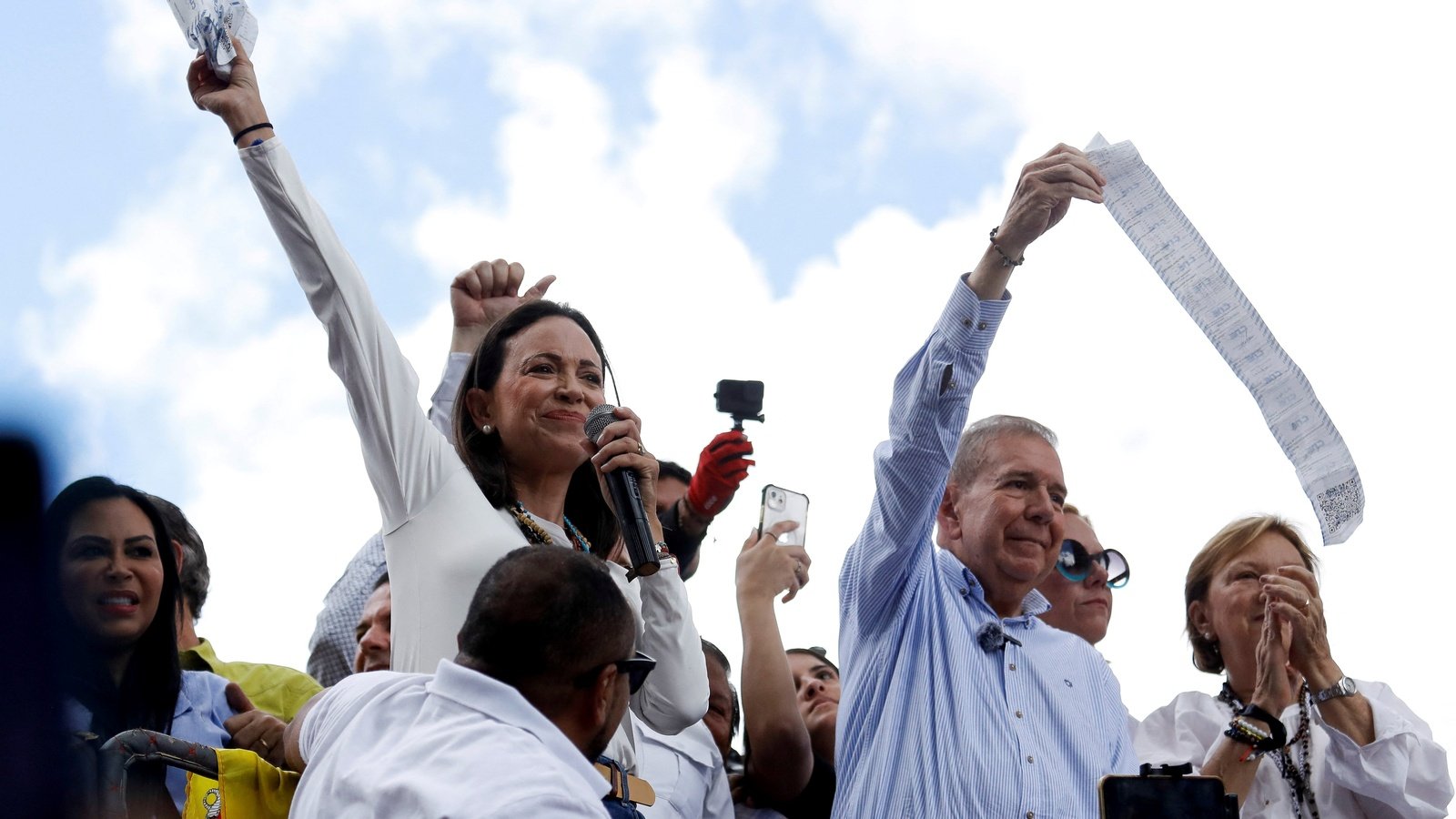 Far-right politician Maria Corina Machado and her candidate Edmundo Gonzalez hold their alleged voting records as they address a small group of supporters, in Caracas, Venezuela on July 30, 2024. Photo: Alexandre Meneghini/Reuters.