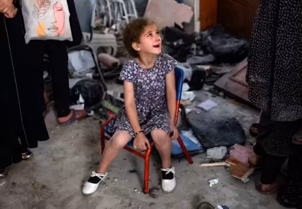A child cries in the aftermath of an Israeli massacre in Gaza. Photo: AFP/file photo.