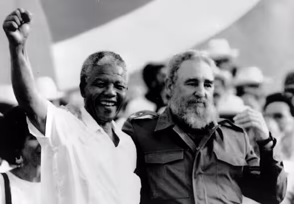 Cuban President Fidel Castro (right) and African leader Nelson Mandela (left) gesture during the celebration of the "Day of the Revolution" in Matanzas Saturday, July 27, 1991. Photo: Alejandro Balaguer/AP/file photo.