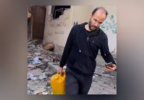 Refaat Alareer during the early weeks of the genocide, October 2023. Photo: Asem al-Nabih.