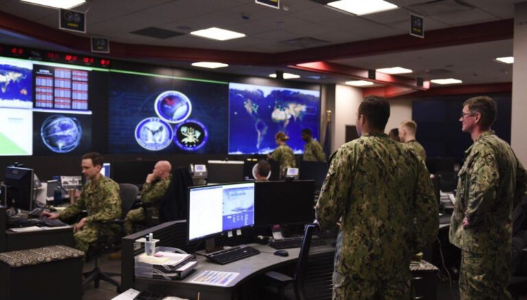US soldiers at the Fleet Operations Center of the US Fleet Cyber Command headquarters. Photo: US 10th Fleet.