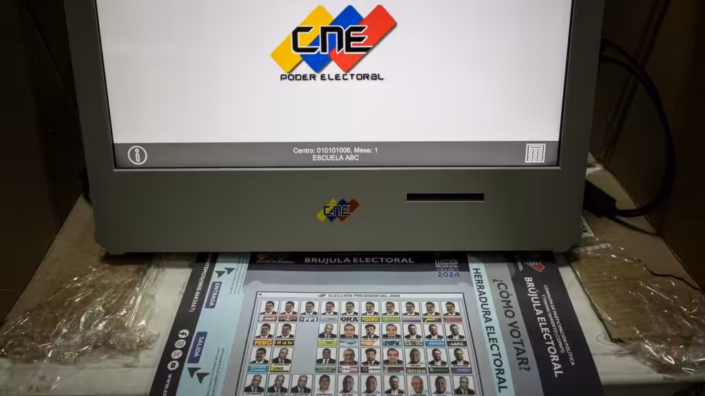 Venezuelan voting machine next to an instructional poster for the July 28 presidential elections. Photo: El Pais.