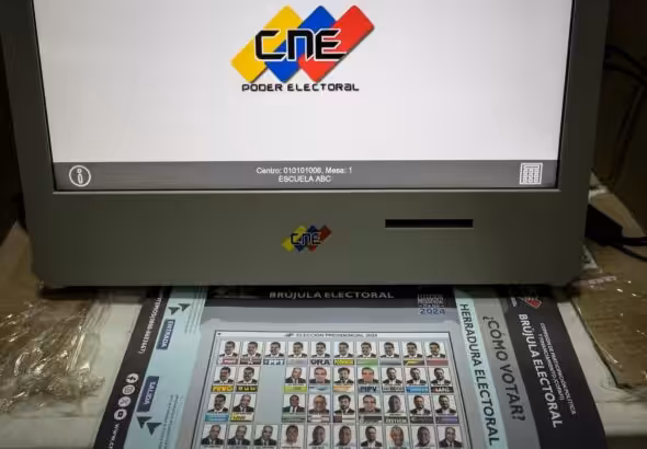 Venezuelan voting machine next to an instructional poster for the July 28 presidential elections. Photo: El Pais.