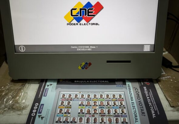 Venezuelan voting machine next to an instructional poster for the July 28 presidential elections. Photo: El Pais.