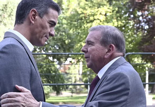 Spanish President Pedro Sánchez (left) talking with former far-right Venezuelan opposition candidate Edmundo González (right) at the Moncloa Palace in Madrid, upon his arrival as asylum seeker to Spain. Photo: Fernando Calvo/AP.