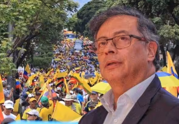 Photo composition: Colombian President Gustavo Petro with a political rally in the background. Photo: Valora Analitik.