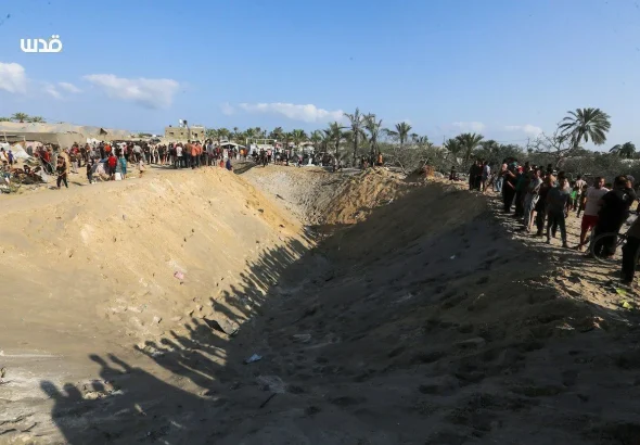 Crater formed by bombs dropped by the zionist entity's air force on the Al-Mawasi refugee camp, Khan Younis, Gaza Strip, September 10, 2024. Photo: Quds News Network.