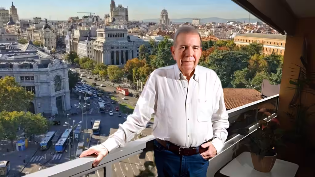 Photo composition juxtaposing a photo of the Plaza de Cibeles in Madrid with a file photo in which former far-right opposition candidate Edmundo González posed from his house in Caracas. Photo: Orinoco Tribune.