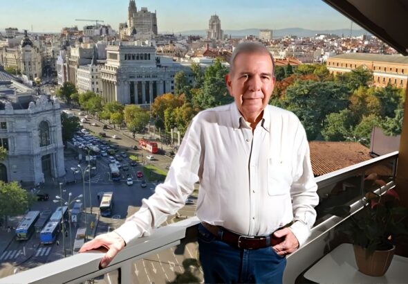 Photo composition juxtaposing a photo of the Plaza de Cibeles in Madrid with a file photo in which former far-right opposition candidate Edmundo González posed from his house in Caracas. Photo: Orinoco Tribune.