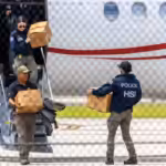Homeland Security agents “extract” boxes labeled as “evidence” from the new airplane robbed by the US government after arriving at the Fort Lauderdale Executive Airport in Florida on September 2, 2024. Photo: Cristobal Herrera-Ulashkevich/EPA-EFE.