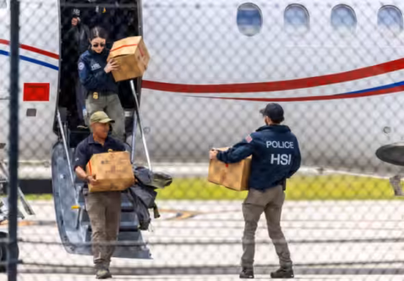 Homeland Security agents “extract” boxes labeled as “evidence” from the new airplane robbed by the US government after arriving at the Fort Lauderdale Executive Airport in Florida on September 2, 2024. Photo: Cristobal Herrera-Ulashkevich/EPA-EFE.