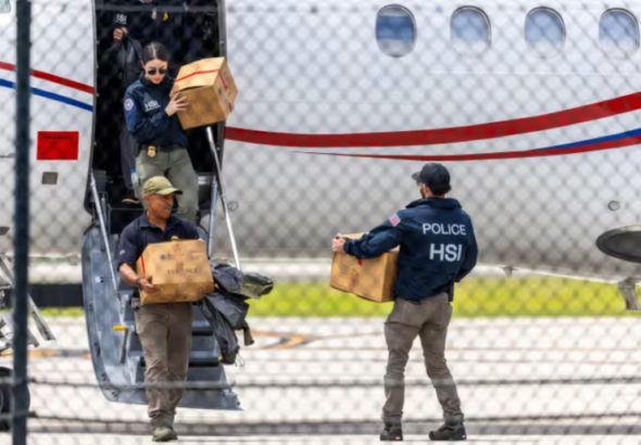 Homeland Security agents “extract” boxes labeled as “evidence” from the new airplane robbed by the US government after arriving at the Fort Lauderdale Executive Airport in Florida on September 2, 2024. Photo: Cristobal Herrera-Ulashkevich/EPA-EFE.