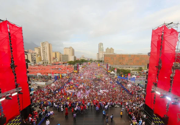 Venezuelan President Nicolas Maduro and his wife, Deputy Cilia Flores, greeting a massive crowd at the presidential campaign closing rally in Ave. Bolivar, Caracas, on July 25, 2025. Photo: Orinoco Tribune/file photo.