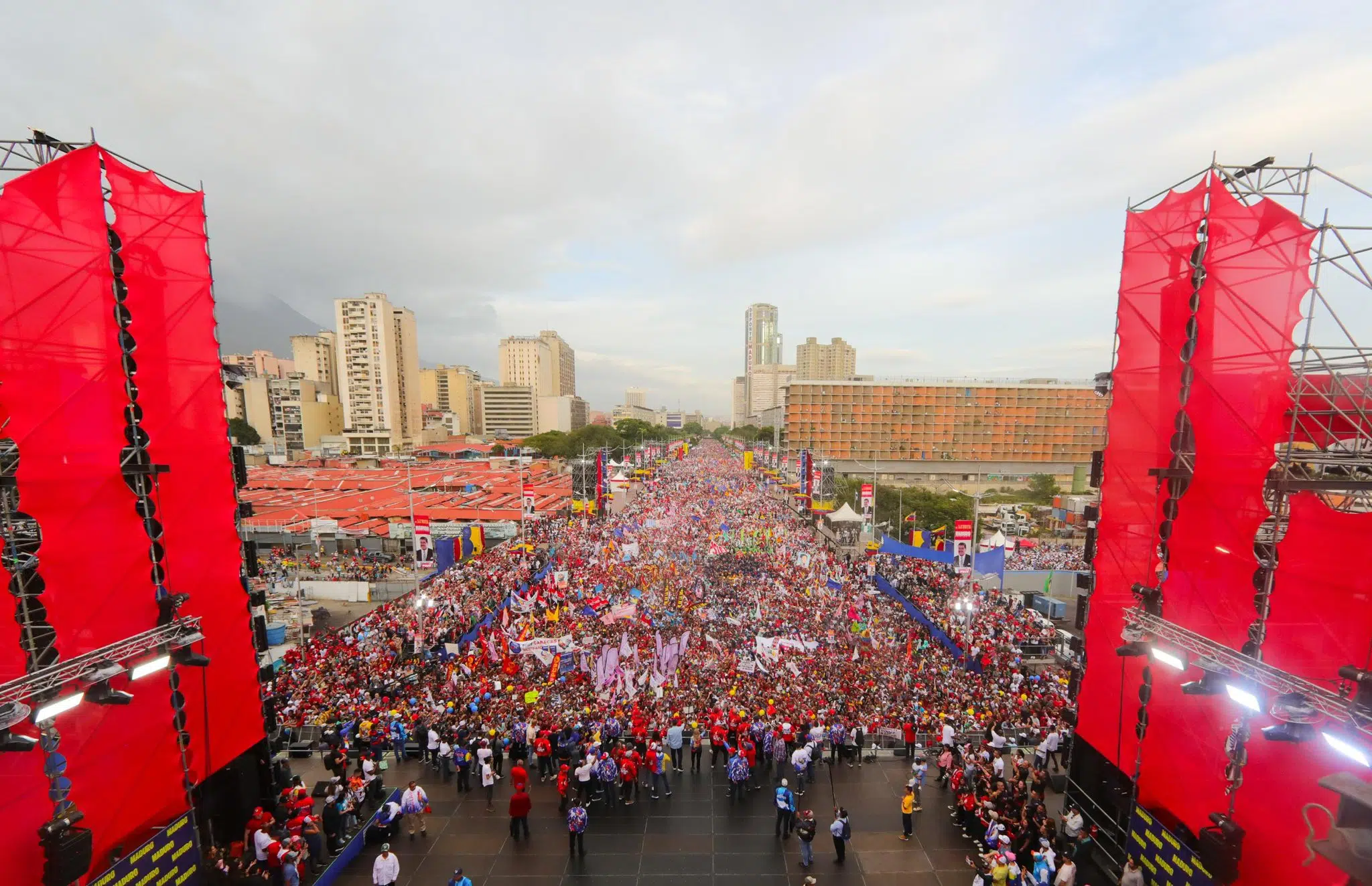 Venezuelan President Nicolas Maduro and his wife, Deputy Cilia Flores, greeting a massive crowd at the presidential campaign closing rally in Ave. Bolivar, Caracas, on July 25, 2025. Photo: Orinoco Tribune/file photo.