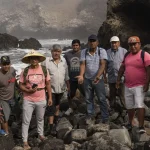 Peruvian fishers on the contminated shore at Pasamayo. Photo: Leslie Moreno Custodio/Diálogo Chino.