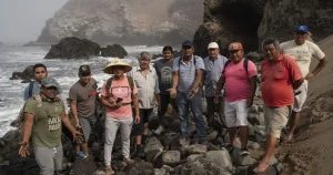 Peruvian fishers on the contminated shore at Pasamayo. Photo: Leslie Moreno Custodio/Diálogo Chino.
