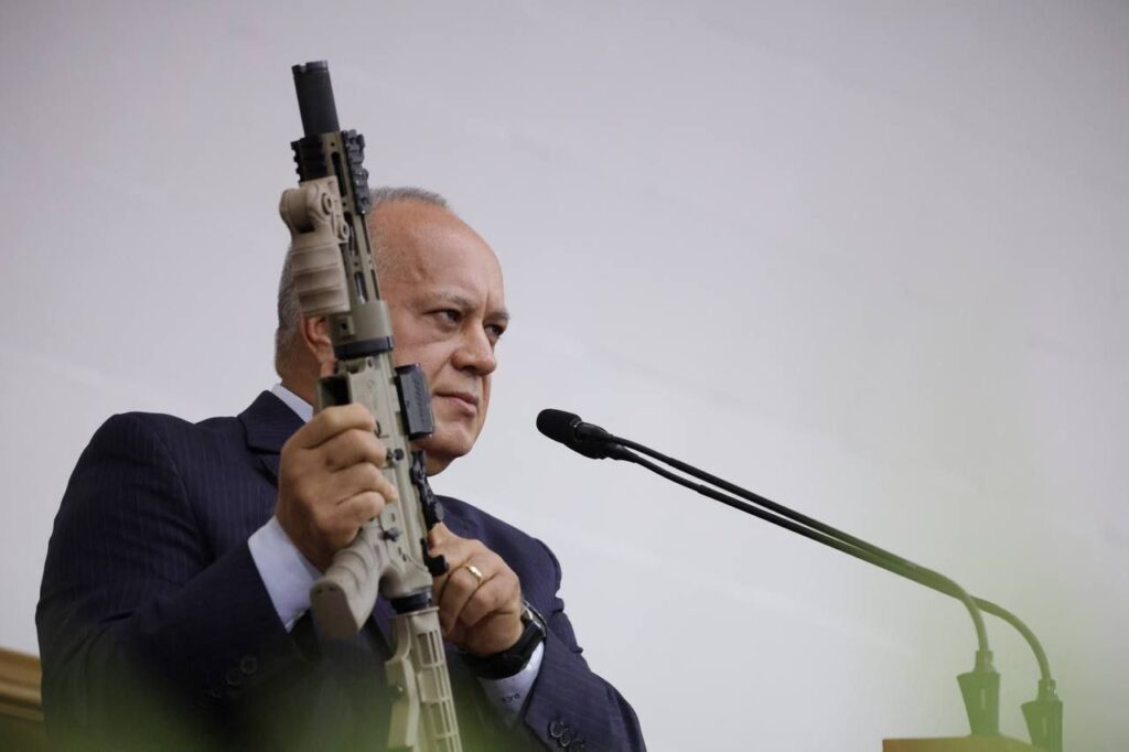 Venezuelan Interior Minister Diosdado Cabello showing on of the seized machine guns, model M4A1, during a National Assembly session on Tuesday, September 17, 2024. Photo: Radio Miraflores.