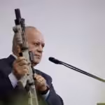 Venezuelan Interior Minister Diosdado Cabello showing on of the seized machine guns, model M4A1, during a National Assembly session on Tuesday, September 17, 2024. Photo: Radio Miraflores.