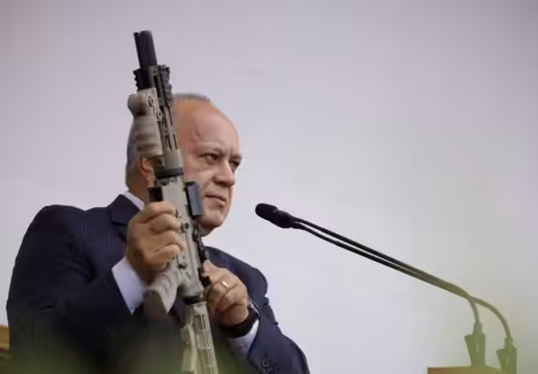 Venezuelan Interior Minister Diosdado Cabello showing on of the seized machine guns, model M4A1, during a National Assembly session on Tuesday, September 17, 2024. Photo: Radio Miraflores.