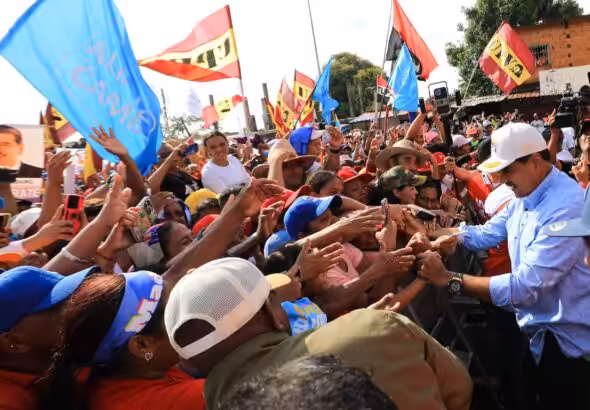 President Nicolás Maduro meets supporters. Via venezuelanalysis.com