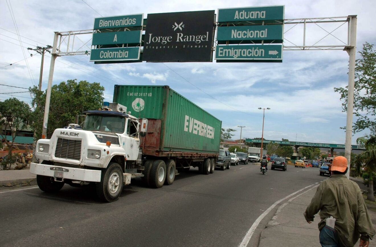 A truck from Colombia enters Venezuela through the Táchira border crossing. File photo.