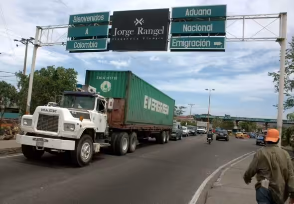 A truck from Colombia enters Venezuela through the Táchira border crossing. File photo.
