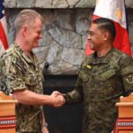 Philippines Military Chief General Romeo Brawner (right) shakes hands with US Indo-Pacific Commander Admiral Samuel Paparo (left) during a joint press conference in Baguio on August 29, 2024. Photo: AFP.