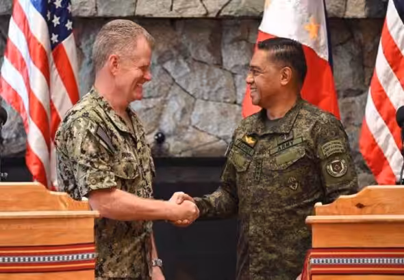 Philippines Military Chief General Romeo Brawner (right) shakes hands with US Indo-Pacific Commander Admiral Samuel Paparo (left) during a joint press conference in Baguio on August 29, 2024. Photo: AFP.