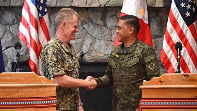 Philippines Military Chief General Romeo Brawner (right) shakes hands with US Indo-Pacific Commander Admiral Samuel Paparo (left) during a joint press conference in Baguio on August 29, 2024. Photo: AFP.